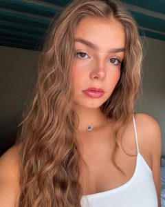 Lena Gross, influencer y modelo francesa, posando con un sensual atuendo de lencería blanca y mirada seductora