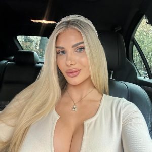 Klara Crismanich en look casual dentro de un auto