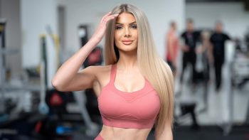 Klara Crismanich modelo y entrenadora croata con top rosa