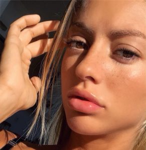 Primer plano de Pauline Tantot, la atractiva modelo, creadora de contenido y diseñadora de trajes de baño