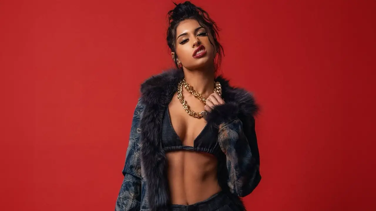 Sunny Malouf cantante e influencer sexy y moderna