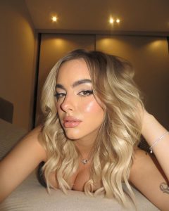 Teodora Popovska TikTok Star con cabello ondulado