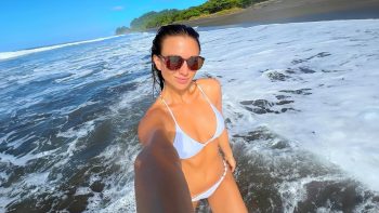 Isidora Ureta con bikini naranja disfrutando en la playa