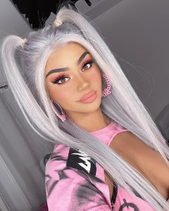 Kristen Hancher con peluca plateada y maquillaje