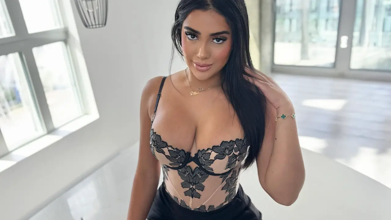 Mary Yousefi hot en body negro junto a la ventana Mary Yousefi