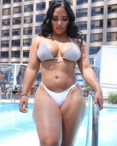 Paula Contento, modelo curvy colombiana, posa para OnlyFans