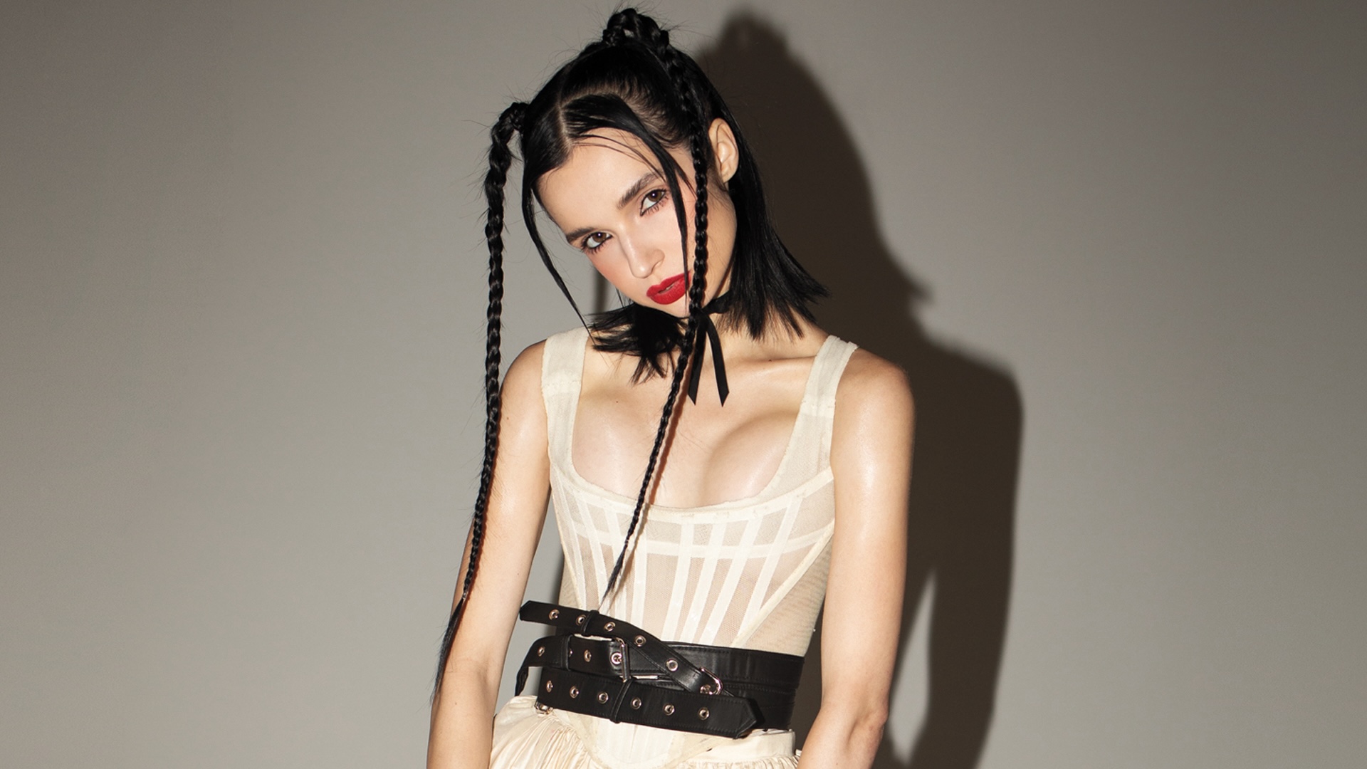 Poppy, cantante conocida por su estilo que mezcla pop, rock y metal.