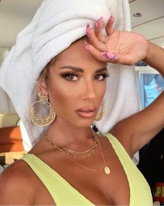 Sierra Skye Egan sensual toalla maquillaje