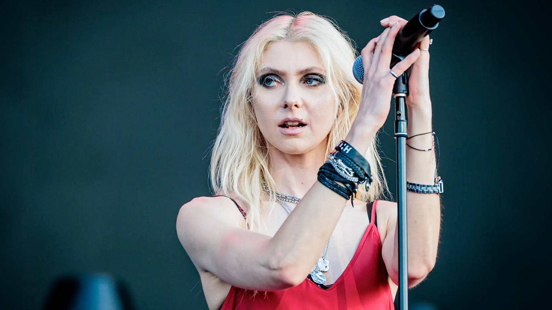 Taylor Momsen, cantante de The Pretty Reckless, conocida por su estilo audaz.