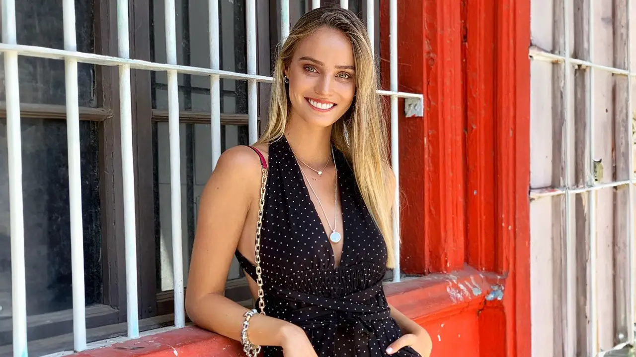 Trinidad De La Noi posando elegante con vestido negro