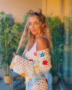 Valentina Caballero mostrando su estilo natural y carisma en una sesión de fotos