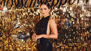Vivianne Dietz con vestido de noche brillante en pose sensual
