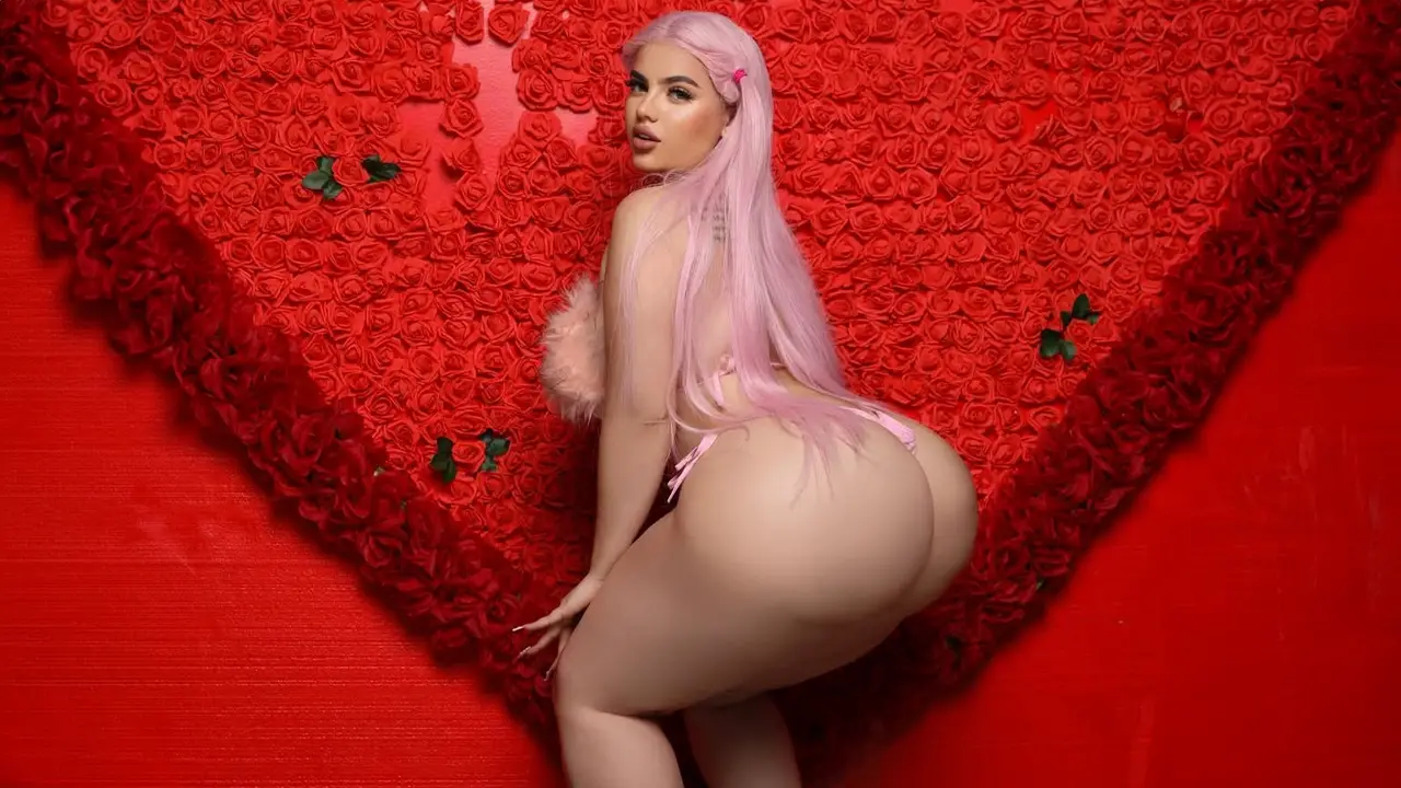 Ely La Bella mostrando sus impresionantes curvas 