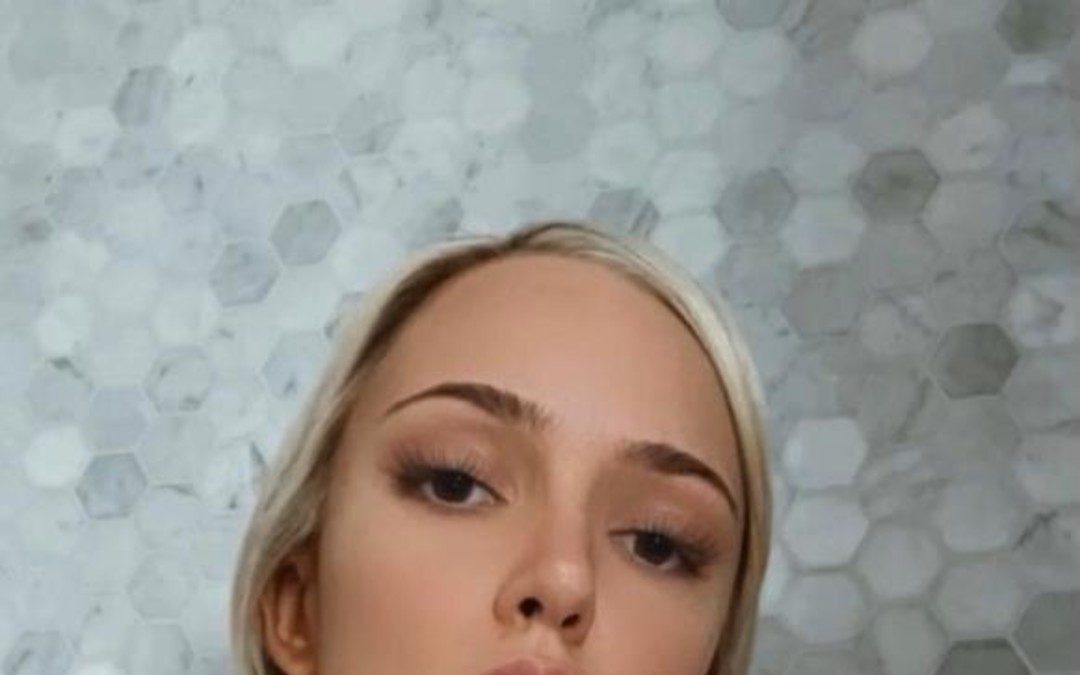 Abby Rao, la sensual influencer de OnlyFans con un outfit blanco y