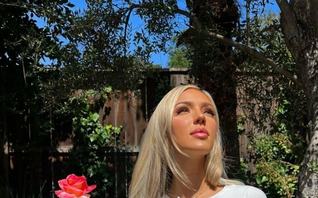 Abby Rao, la sensual influencer de OnlyFans con un look casual y
