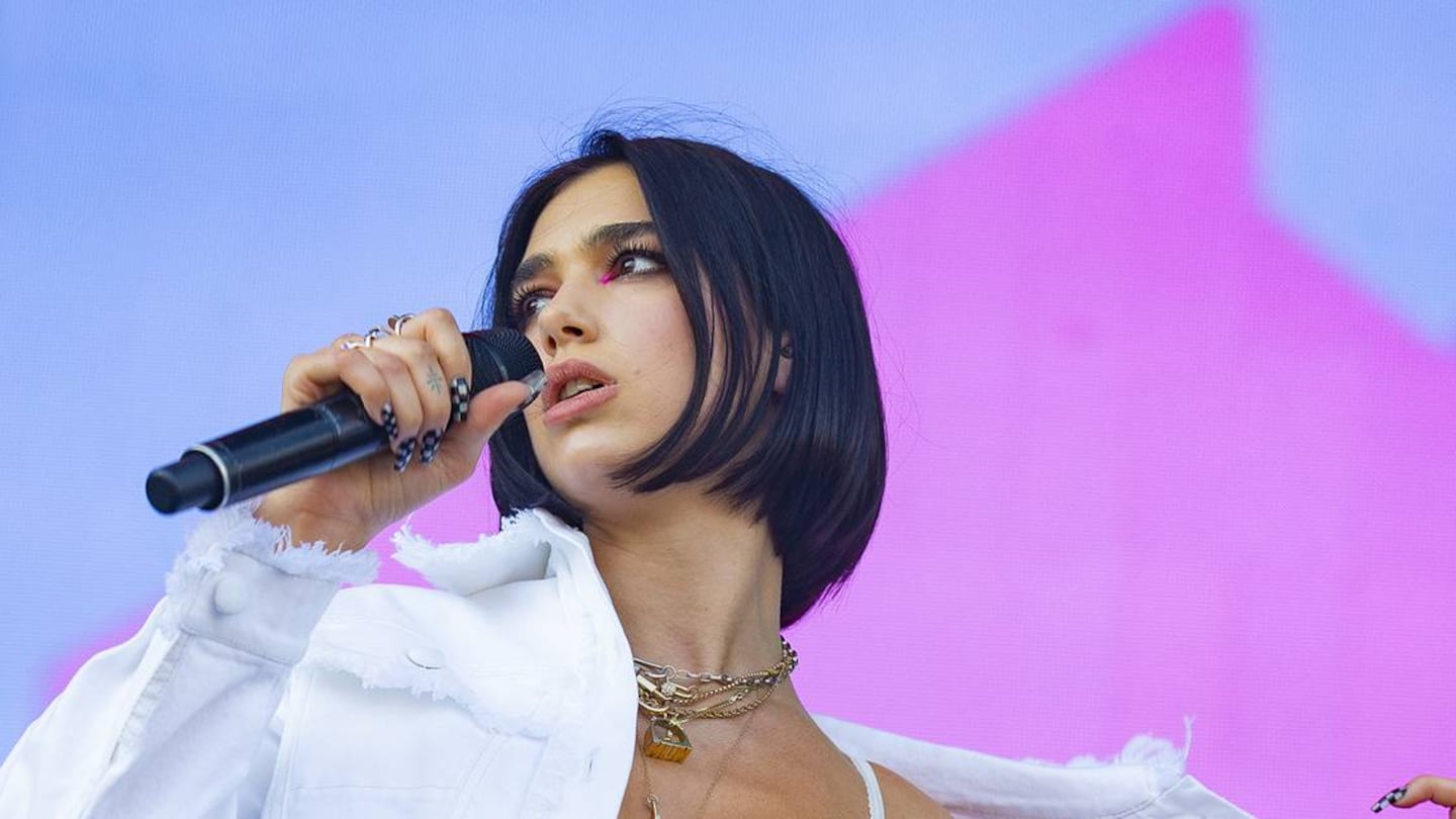 Dua Lipa en una presentación