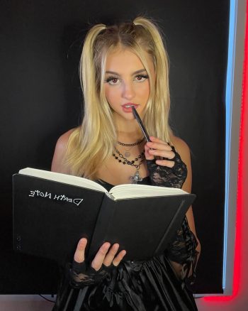 Grace Lyra, la cautivadora influencer geek con un sensual look de
