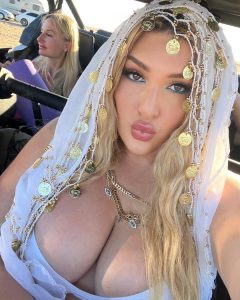 jeanemarieofficial posa con detalles dorados para OnlyFans.