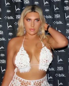 Jeane Marie posa con un top de crochet blanco.