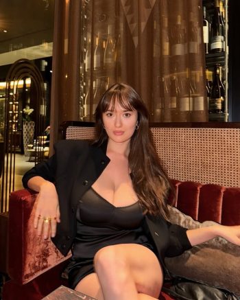Sascha Araki en vestido negro elegante - ColorMusic