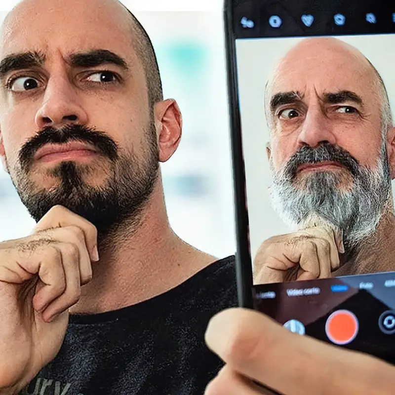 Hombre con barba en un smartphone – Representación de los Youtubers de Inteligencia Artificial y la evolución digital