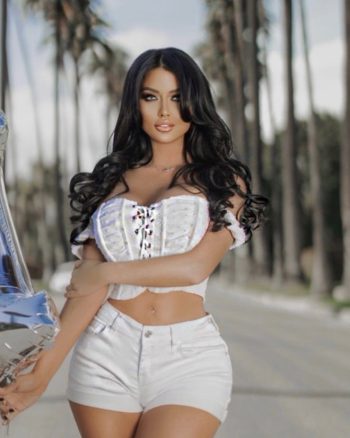 Becky Hudson posando en bikini y lencería para OnlyFans