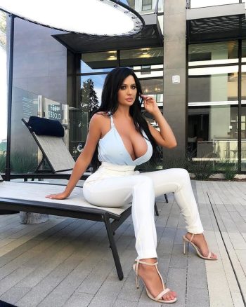 Becky Hudson posando en bikini y lencería para OnlyFans