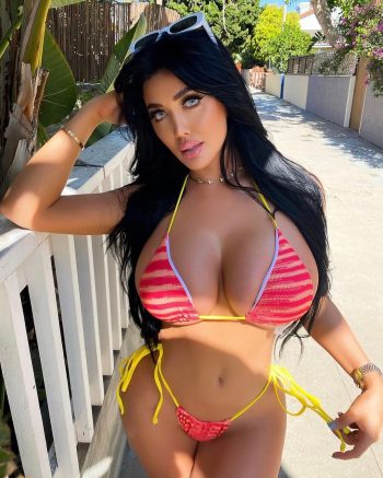Becky Hudson posando en bikini y lencería para OnlyFans