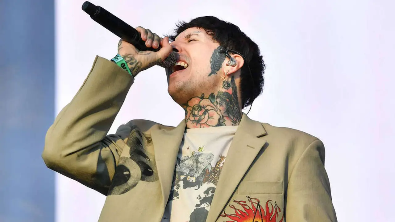 Oliver Sykes, vocalista de Bring Me the Horizon, en una presentación en vivo.