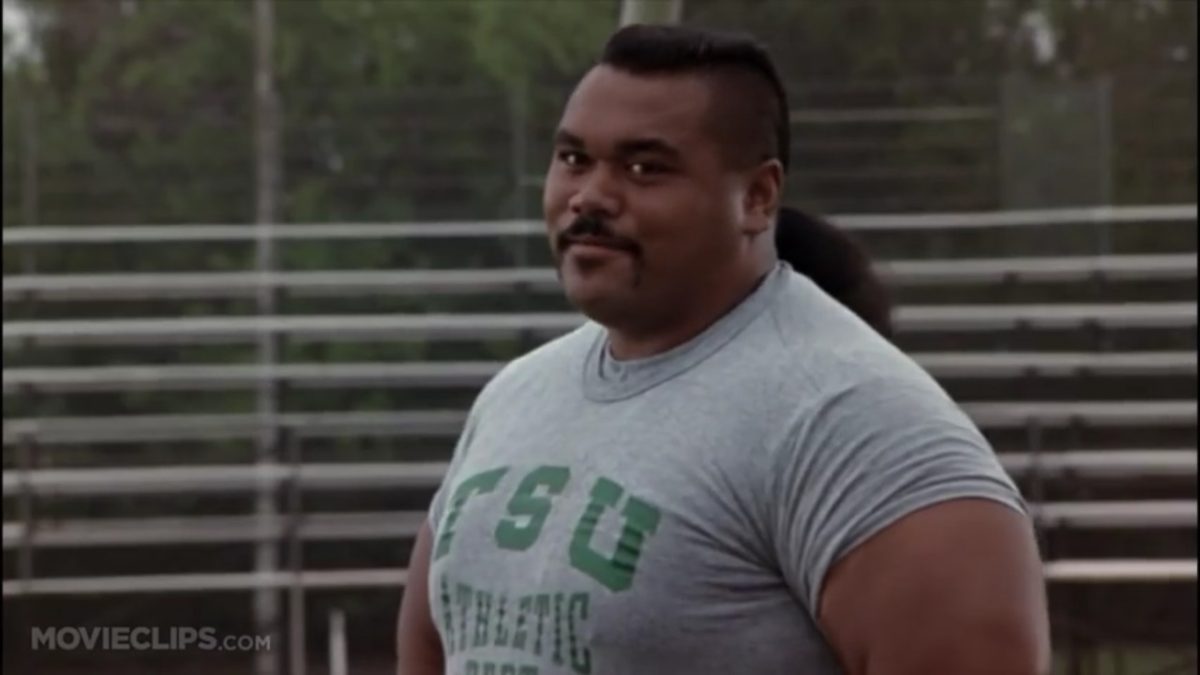 Peter Tuiasosopo fallecimiento - Actor en una escena de cine con camiseta gris y expresión seria