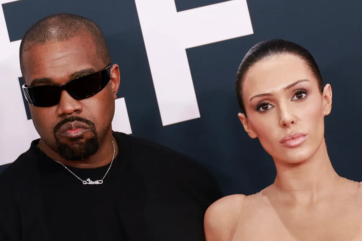Kanye West asiste a los Grammy 2025 vestido de negro, mientras su esposa Bianca Censori impacta con un look desnudo.