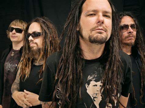 Korn actualidad - Imagen de la banda Korn con Jonathan Davis y sus integrantes, representando su legado en el nu metal.
