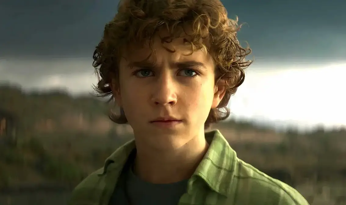 Walker Scobell como Percy Jackson en la exitosa serie de Disney+.