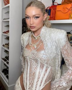 Gigi Hadid, supermodelo de alta costura, posando en una sesión  de moda.