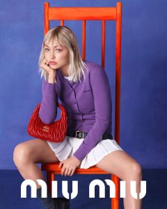 Gigi Hadid, supermodelo de alta costura, posando en una sesión  de moda.
