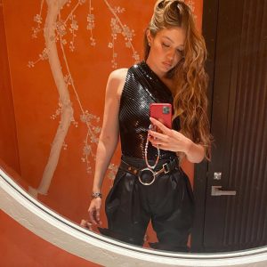 Gigi Hadid, supermodelo de alta costura, posando en una sesión  de moda.