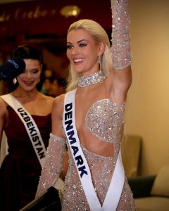 Victoria Kjær con su banda de Miss Universo 2024