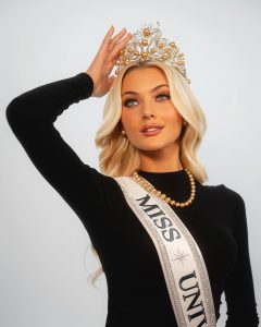 Victoria Kjær con su banda de Miss Universo 2024