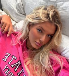 Victoria Kjær luce su encanto natural en foto casual