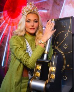 Victoria Kjær con su banda de Miss Universo 2024