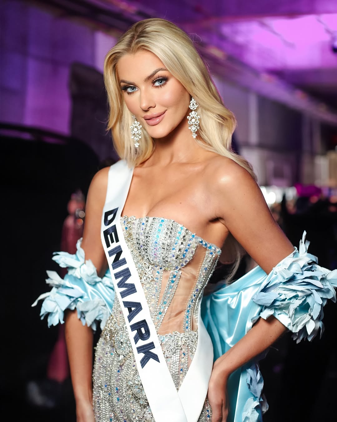 Victoria Kjær con la banda de Miss Universo 2024