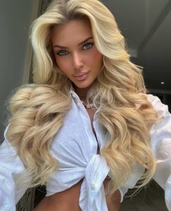 Victoria Kjær en camisa blanca
