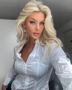 Victoria Kjær en camisa blanca ajustada