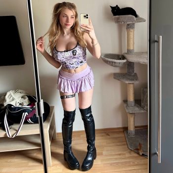 Lanawaifu en mini falda lila y top ajustado