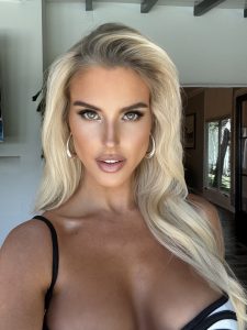 Brennah Black primer plano