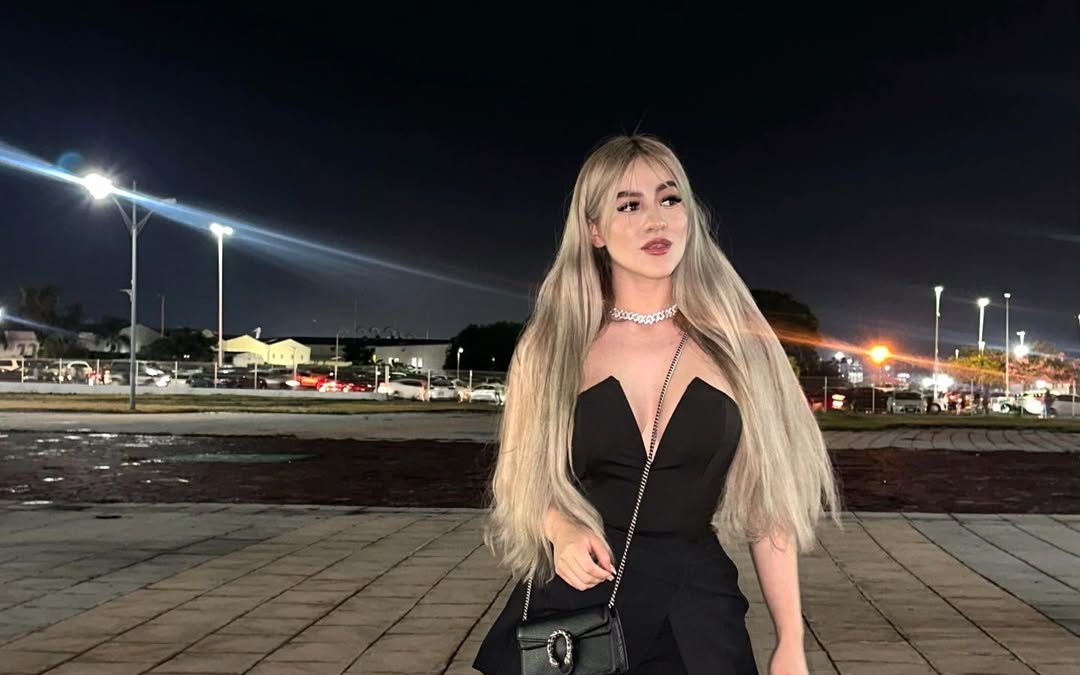 Modelo mexicana hot: Cinthia Ortega en look nocturno - ColorMusic