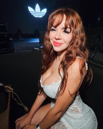 DanyanCat en vestido blanco de encaje