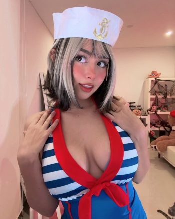 Diana Acevedo disfraz marinera azul y blanco