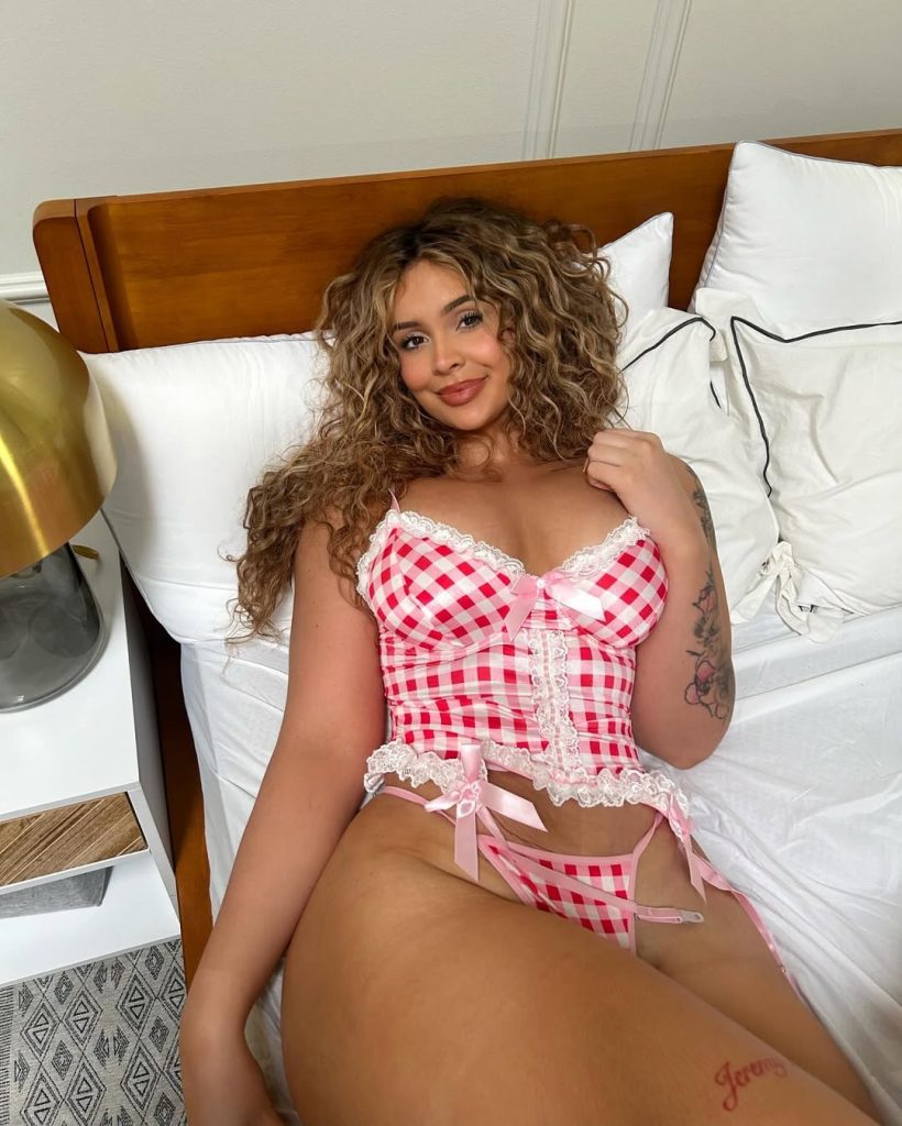 Evana Maria posa en lencería de cuadros rojos muy provocativa - ColorMusic