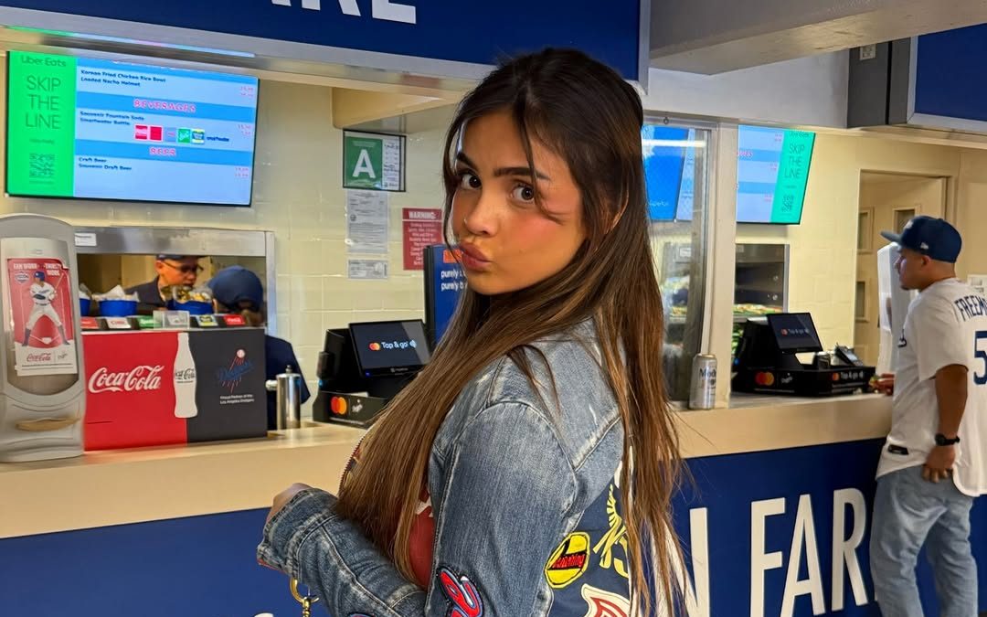 Evana Maria luce jeans ajustados que realzan sus curvas - ColorMusic